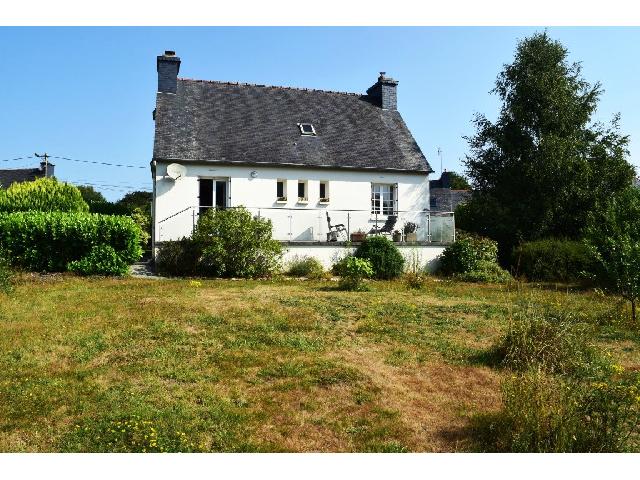 Huis te koop in&nbsp;GOUAREC 22570 Côtes-d'Armor Bretagne France: Woonhuis op een terrein van 1006 m2 met een woonoppervlakte van 93 m2. <br />
Begane grond:<br />
Entreehal<br />
Keuken/Eetkamer - 11,50 m²<br />
Woonkamer - 29,50 m²<br />
Badkamer - 3,50 m²<br />
Toilet met wastafel<br />
Slaapka...