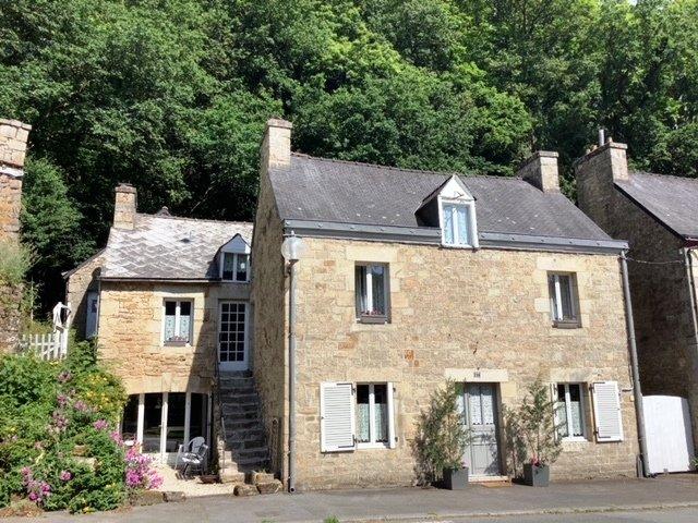 Huis te koop in&nbsp;GUEMENE SUR SCORFF 56160 Morbihan Bretagne France: Woonhuis op een terrein van 1033 m2 met een woonoppervlakte van 185 m2. <br />
Begane grond:<br />
Keuken/eetkamer - 36 m²<br />
Woonkamer - 49 m²<br />
Wasruimte met toilet - 5,50 m²<br />
<br />
Eerste verdieping:<br />
Overloop<br />
...