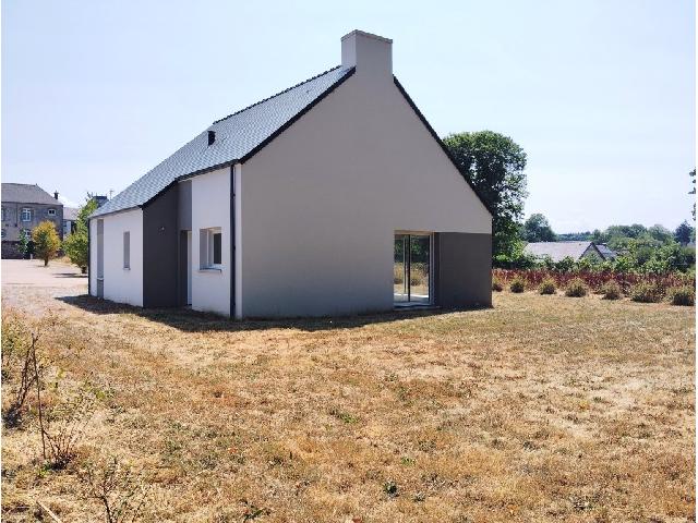 Huis te koop in&nbsp;PRIZIAC 56320 Morbihan Bretagne France: Niewbouwhuis aan de rand van het Lac du Bel Air op een terrein van 591 m2 met een woonoppervlakte van 84 m2.<br />
Begane grond:<br />
Woonkamer met keuken - 46,50 m²<br />
Slaapkamers: 2 (13,50 m², 12 m²)<br />
Hal<br />
...