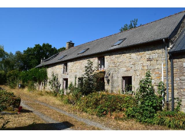 Huis te koop in&nbsp;SEGLIEN 56160 Morbihan Bretagne France: Woonhuis, studio en bijgebouwen op een terrein van 1601 m2 met een woonoppervlakte van 227 m2. <br />
Begane grond:<br />
Entreehal<br />
Toilet<br />
Was- en stookruimte<br />
Woonkamer met keuken - 58,50 m²<br />
Woonkamer - 48...