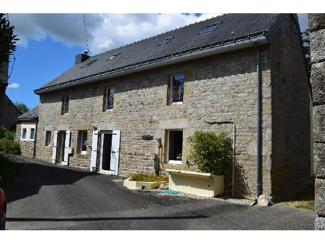Huis te koop in&nbsp;LE CROISTY 56540 Morbihan Bretagne Frankrijk: Woonhuis op een terrein van 2344 m2 met een woonoppervlakte van 230 m2. <br />
Begane grond:<br />
Woonkamer - 44,50 m²<br />
Toilet met fonteintje<br />
Keuken/Eetkamer - 20 m²<br />
Eetkamer - 15 m²<br />
Woonkamer - 20 m²<br />
...