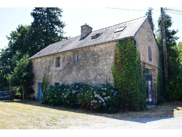 Huis te koop in&nbsp;LANGUIDIC 56440 Morbihan Bretagne France: 2 Huizen op een terrein van 1906 m2 met een woonoppervlakte van 183 m2. <br />
Huis A<br />
Begane grond:<br />
Woonkamer - 41 m²<br />
Keuken/eetkamer - 26 m²<br />
Doucheruimte en toilet - 3,50 m²<br />
<br />
Eerste verdieping:<br />
...
