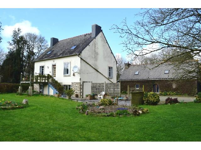Huis te koop in&nbsp;PLUSSULIEN 22320 Côtes-d'Armor Bretagne France: Woonhuis op een terrein van 11720 m2 met een woonoppervlakte van 155 m2. <br />
Verhoogde begane grond:<br />
Hal<br />
Keuken - 14 m²<br />
Eetkamer - 14 m²<br />
Woonkamer - 25 m²<br />
Badkamer en toilet - 6 m²<br />
<br />
Eerste ve...