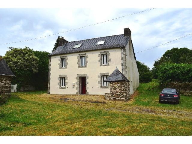 Maison&agrave; vendre &agrave;&nbsp;LE CLOITRE PLEYBEN 29190 Finistère: Maison 6 Pièces + Dépendances + Terrain 1297 m2.<br />
Rez-de-chaussée :<br />
Salon-séjour - 43,50 m²<br />
Dégagement<br />
WC avec lave mains<br />
Cuisine / Salle à manger - 30,50 m²<br />
<br />
1er étage :<br />
Dégagement<br />
...