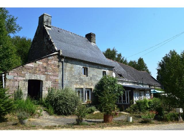 Huis te koop in&nbsp;CLEGUEREC 56480 Morbihan Bretagne France: Woonhuis op een terrein van 2360 m2 met een woonoppervlakte van 148 m2. <br />
Begane grond:<br />
Entreehal<br />
Woonkamer - 28 m²<br />
Keuken/Eetkamer - 22 m²<br />
Veranda - 12,50 m²<br />
Hal - 3,50 m²<br />
Toilet<br />
Doucherui...