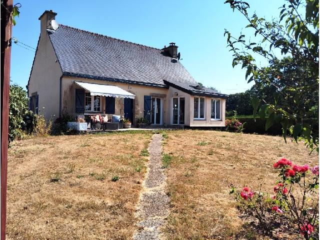 Huis te koop in&nbsp;PRIZIAC 56320 Morbihan Bretagne France: Op looppafstand van het Lac du Bel Air. Woonhuis op een terrein van 1979 m2 met een woonoppervlakte van 106 m2. <br />
Begane grond:<br />
Entreehal<br />
Woonkamer met keuken - 20,50 m²<br />
Veranda - 9,50 m²<br />
Slaapk...