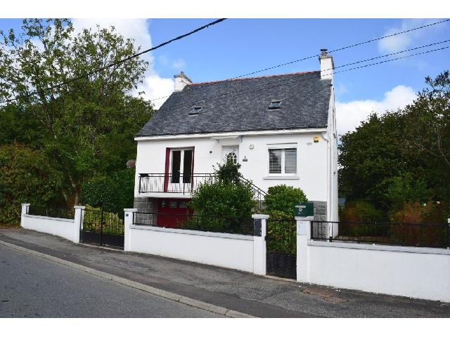 Huis te koop in&nbsp;LANGOELAN 56160 Morbihan Bretagne France: Woonhuis op een terrein van 1029 m2 met een woonoppervlakte van 92 m2.<br />
Verhoogde begane grond<br />
Entreehal<br />
Keuken - 11 m²<br />
Woonkamer - 13,50 m²<br />
Eetkamer - 11 m²<br />
Slaapkamer - 10 m²<br />
Badkamer - 4 ...