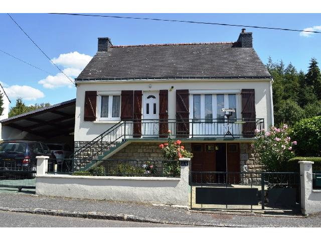 Huis te koop in&nbsp;LIGNOL 56160 Morbihan Bretagne Frankrijk: Woonhuis op een terrein van 736 m2 met een woonoppervlakte van 72 m2. <br />
Verhoogde begane grond:<br />
Entreehal - 3 m²<br />
Eetkamer - 15 m²<br />
Slaapkamer of woonkamer - 9 m²<br />
Doucheruimte en toilet - 3,50 m�...