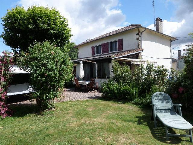 Huis te koop in MÉZIÈRES-SUR-ISSOIRE 87330 Haute-Vienne Limousin France: Woonhuis met een terrein van 780 m2. Indeling: 6 vertrekken, 4 slaapkamers, 1 badkamer en een woonoppervlakte van 140 m2....