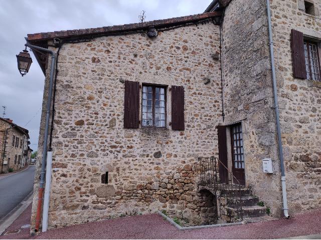 Haus&nbsp;zu verkaufen in&nbsp;CHAMPNIERS-ET-REILHAC 24360 Dordogne Frankreich. Haus. Anordnung: 4 Räume, 3 Schlafzimmer, 1 Badezimmer und eine Wohnfläche von 132 qm. Heizung auf Holz....