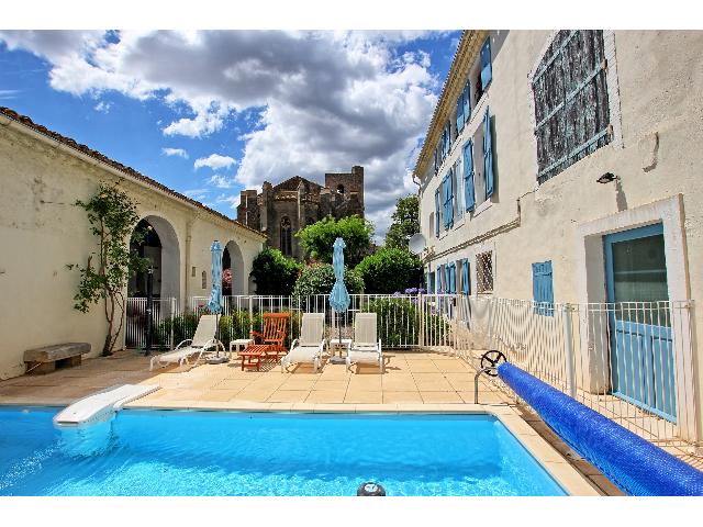 Maison &agrave; vendre &agrave;&nbsp;OLONZAC 34210 Hérault Languedoc Roussillon France: Une grande maison de ville. Grande propriété flexible au centre d'un village, proche des commerces, parfaite pour une maison ou une entreprise.<br />
A l'origine, un ancien relais de poste  qui a été a...