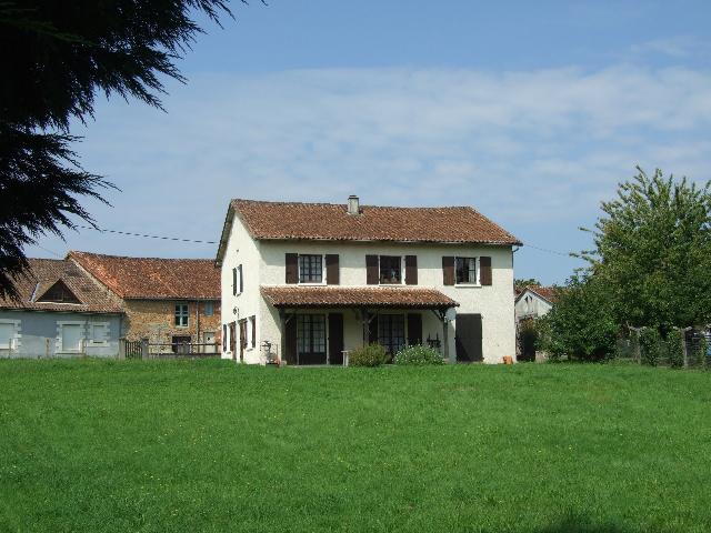 House&nbsp;for sale&nbsp;NIEUIL 16270 Charente Poitou-Charentes France: Spacious 5 bedroom Village House with Large Garden. Situated in the heart of this village and a short stroll to the local bar/restaurant sits this deceptively spacious 5 bedroom detached property set ...