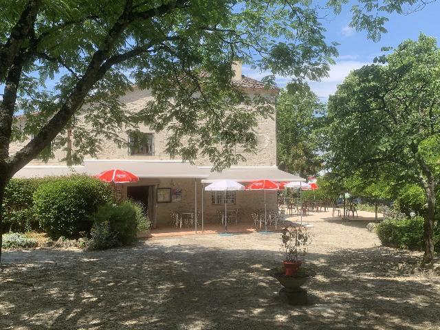 Huis te koop in&nbsp;MONFLANQUIN 47150 Lot-et-Garonne Aquitaine Frankrijk: Woonhuis met een terrein van 3605 m2 voorzien van een zwembad . Indeling: 30 vertrekken, 9 slaapkamers, 9 badkamers en een woonoppervlakte van 450 m2....