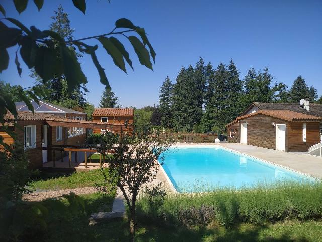 Haus&nbsp;zu verkaufen in&nbsp;NONTRON 24300 Dordogne Frankreich. Haus mit einem Grundstück von 23749 qm und einem Schwimmbad. Anordnung: 20 Räume, 10 Schlafzimmer, 8 Badezimmer und eine Wohnfläche von 145 qm. Heizung auf Holz....