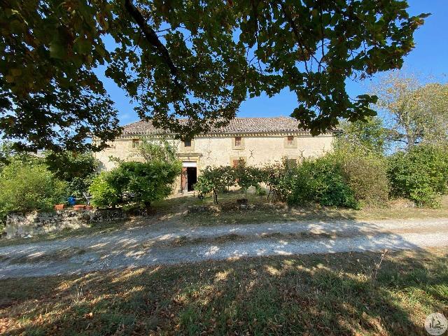 Maison à vendre à SÉRIGNAC-PÉBOUDOU 47410 Lot-et-Garonne Aquitaine France: Vivre la belle vie. Un grand ensemble de propriétés sur environ 15 hectares de terrain. Comprenant une maison de ferme traditionnelle à rénover, une autre maison moderne à plan ouvert, qui était...