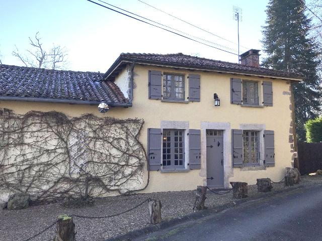 Huis te koop in&nbsp;ROUMAZIERES 16270 Charente Poitou-Charentes Frankrijk: Woonhuis met een terrein van 4840 m2. Indeling: 8 vertrekken, 3 slaapkamers, 3 badkamers en een woonoppervlakte van 188 m2. Verwarming op hout....