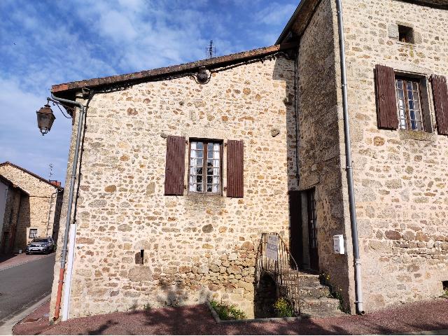 Maison à vendre à CHAMPNIERS-ET-REILHAC 24360 Dordogne Aquitaine France: Maison de village avec appartement. Dans un village de Dordogne, ancien bar transformé en habitation qui offre un bel espace de vie au rez-de-chaussée traversé par la lumière.<br />
<br />
A l'étage, deux ...