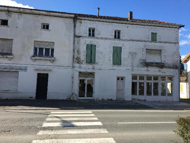 Maison à vendre à EYMET 24500 Dordogne Aquitaine France: Fantastique opportunité de développement dans le centre d'Eymet. Opportunité d'acquérir un vaste ensemble immobilier à rénover au centre d'Eymet, composé de 3 bâtiments réunis en 1. Prêt pou...