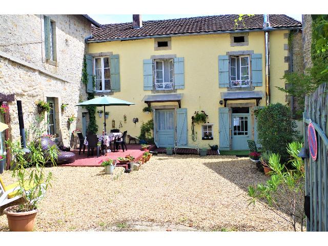 Huis te koop in&nbsp;MARVAL 87440 Haute-Vienne Limousin Frankrijk: Woonhuis met een terrein van 376 m2. Indeling: 8 vertrekken, 3 slaapkamers, 2 badkamers en een woonoppervlakte van 185 m2. Verwarming op stookolie....