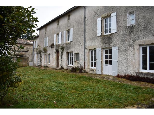 Huis te koop in&nbsp;MELLE 79500 Deux-Sèvres Poitou-Charentes Frankrijk: Woonhuis met een terrein van 700 m2. Indeling: 10 vertrekken, 6 slaapkamers, 3 badkamers en een woonoppervlakte van 318 m2. Verwarming op stookolie....