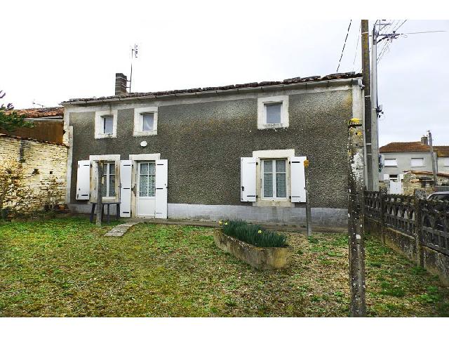 Huis te koop in&nbsp;COUTURE-D’ARGENSON 79110 Deux-Sèvres Poitou-Charentes Frankrijk: Woonhuis met een terrein van 634 m2. , 1 badkamer en een woonoppervlakte van 77 m2....