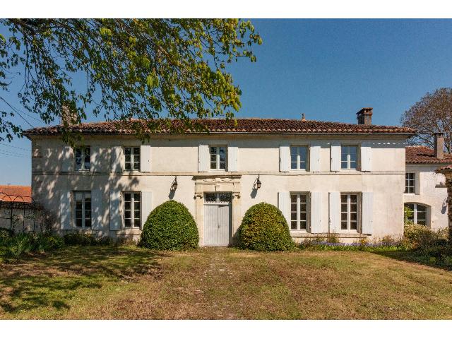 Huis te koop in SEGONZAC 16130 Charente Poitou-Charentes Frankrijk: Woonhuis met een terrein van 5270 m2. Indeling: 10 vertrekken, 4 slaapkamers, 2 badkamers en een woonoppervlakte van 308 m2. Verwarming op hout....