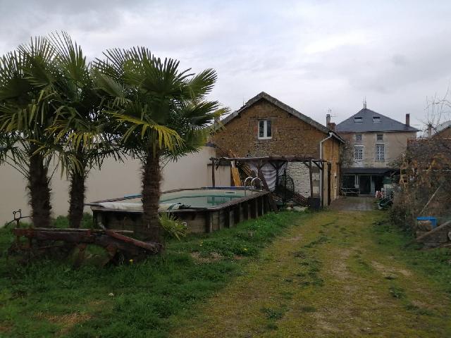 Maison &agrave; vendre &agrave;&nbsp;PRESSAC 86460 Vienne Poitou-Charentes France: Grande maison de Village. Maison en pierres rénovée offrant 6 grandes chambres, une grande pièce à vivre au rez-de-chaussée comprenant une cuisine aménagée, un salon avec une belle cheminée en...