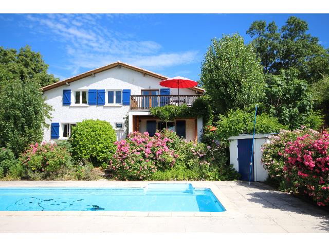 Huis te koop in LAUZUN 47410 Lot-et-Garonne Aquitaine Frankrijk: Woonhuis met een terrein van 15978 m2 voorzien van een zwembad . Indeling: 10 vertrekken, 6 slaapkamers, 5 badkamers en een woonoppervlakte van 265 m2....