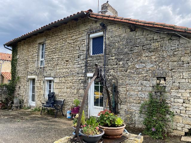 Maison &agrave; vendre &agrave;&nbsp;NANTEUIL-EN-VALLÉE 16700 Charente Poitou-Charentes France: Maison traditionnelle située à proximité de deux des plus beaux villages du Nord Charente. Cette jolie maison a beaucoup à offrir. L'emplacement fabuleux est dans une zone très recherchée du Nor...