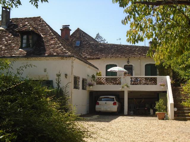 Ferienhaus/Pension&nbsp;zu verkaufen in&nbsp;SAINT-MARTIAL-D’ARTENSET 24700 Dordogne Frankreich. Haus und zwei Gîtes am Dorfrand. Auf 2560 m2 hat dieses preisgünstige Anwesen viel zu bieten. Es gibt zwei Gites (von denen eines über 400 Jahre alt ist) für bis zu 11 Gäste. Ein in den Boden gef...
