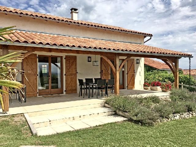 Huis te koop in AUBETERRE 10150 Aube Champagne-Ardenne France: Woonhuis met een terrein van 861 m2 voorzien van een zwembad . Indeling: 5 vertrekken, 3 slaapkamers, 2 badkamers en een woonoppervlakte van 120 m2....