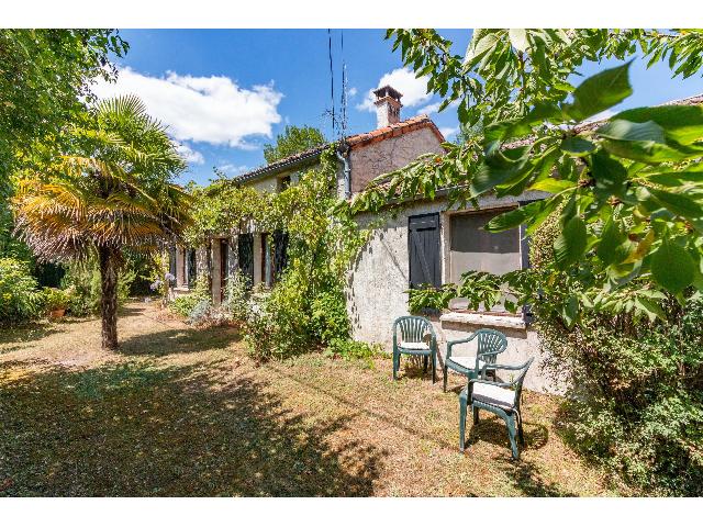 Maison à vendre à ROUILLAC 16170 Charente Poitou-Charentes France: Charmante maison avec piscine et vue sur la campagne. Cette jolie maison se trouve à la limite du village avec un café et dispose d'un jardin bien entretenu, d'une piscine et de belles vues sur la c...
