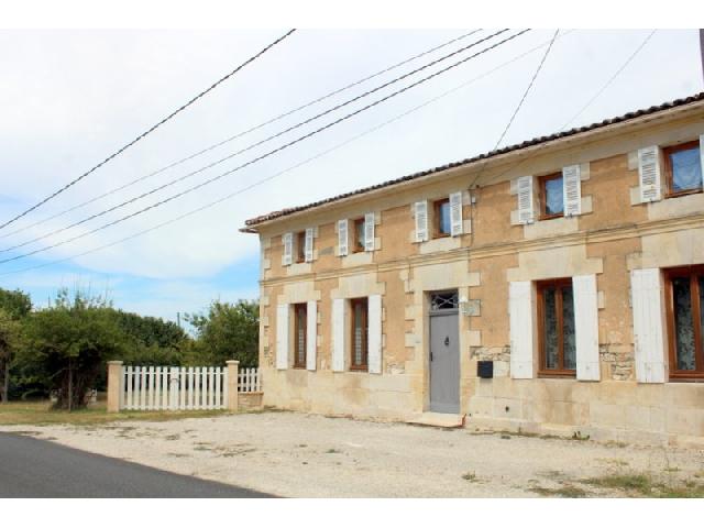 Huis te koop in&nbsp;SEMOUSSAC 17150 Charente-Maritime Poitou-Charentes Frankrijk: Woonhuis met een terrein van 4036 m2. Indeling: 7 vertrekken, 4 slaapkamers, 2 badkamers en een woonoppervlakte van 160 m2....