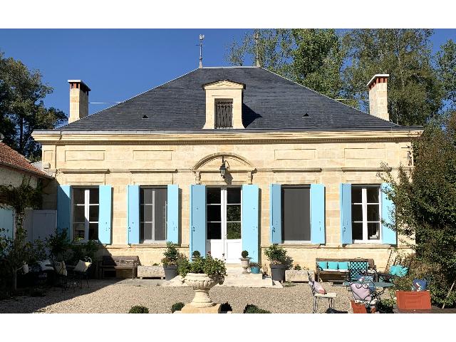 House&nbsp;for sale&nbsp;MONTPON-MÉNESTÉROL 24700 Dordogne Aquitaine France: Manor house and 2 annexes on parkland with swimming pool, on the river bank. Magnificent property complex with an elegant 19th century manor house, ideally located between Bordeaux and Bergerac on a p...