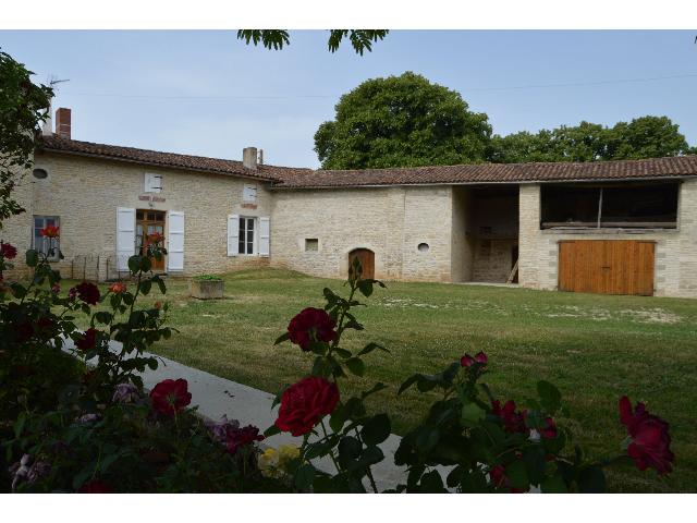 Haus zu verkaufen in VILLEFAGNAN 16240 Charente Frankreich. Logis mit viel Potenzial - 15 Minuten von Ruffec entfernt. Ensemble bestehend aus Wohnhaus, Zweithaus und Nebengebäuden.<br />
<br />
Die Wohnung besteht aus fünf zu renovierenden Räumen (vorbehaltlich der e...