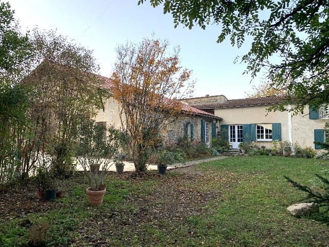 Huis te koop in&nbsp;SAUVETERRE-DE-GUYENNE 33540 Gironde Aquitaine Frankrijk: Woonhuis met een terrein van 9045 m2. Indeling: 6 vertrekken, 4 slaapkamers, 1 badkamer en een woonoppervlakte van 167 m2....