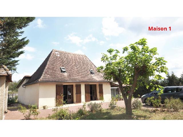Huis te koop in&nbsp;ÉCHOURGNAC 24410 Dordogne Aquitaine Frankrijk: Woonhuis met een terrein van 3138 m2. Indeling: 12 vertrekken, 6 slaapkamers, 2 badkamers en een woonoppervlakte van 215 m2....