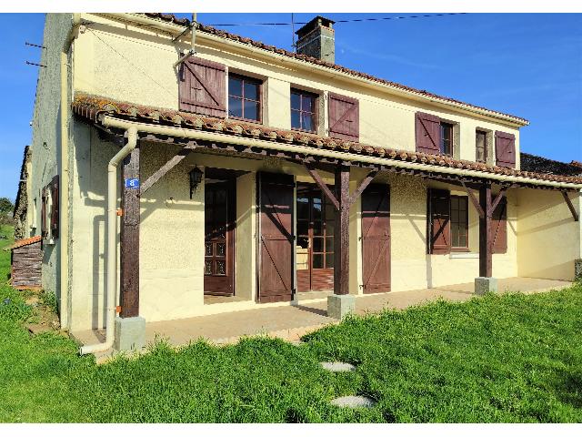 Huis te koop in LE BEUGNON 79130 Deux-Sèvres Poitou-Charentes Frankrijk: Woonhuis met een terrein van 688 m2. Indeling: 6 vertrekken, 4 slaapkamers, 3 badkamers en een woonoppervlakte van 120 m2. Elektrische verwarming....