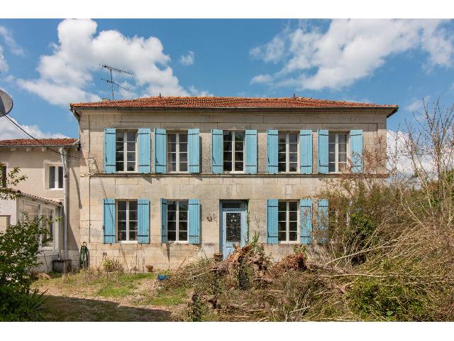 Maison &agrave; vendre &agrave;&nbsp;OZILLAC 17500 Charente-Maritime Poitou-Charentes France: Belle Charentaise. Cette jolie maison orientée au sud est située dans un hameau, à seulement dix minutes en voiture de la ville touristique de Jonzac, dominée par son château Renaissance, avec co...