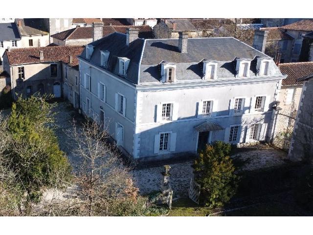 Huis te koop in&nbsp;RUFFEC 16700 Charente Poitou-Charentes Frankrijk: Maison bourgeoise met parkachtige tuin - in het hart van het stadscentrum van Ruffec. Dit uniek gepositioneerde maison bourgeoise ligt in het hart van Ruffec, op slechts een korte loopafstand van de m...