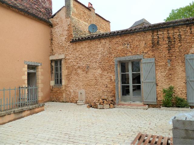 House&nbsp;for sale&nbsp;SAINTE-ALVÈRE 24510 Dordogne Aquitaine France: Imposing Village Property with Income Potential. A large and imposing village property set in the heart of a popular tourist location. This is a fabulous opportunity to earn a rental income.<br />
<br />
This 1...