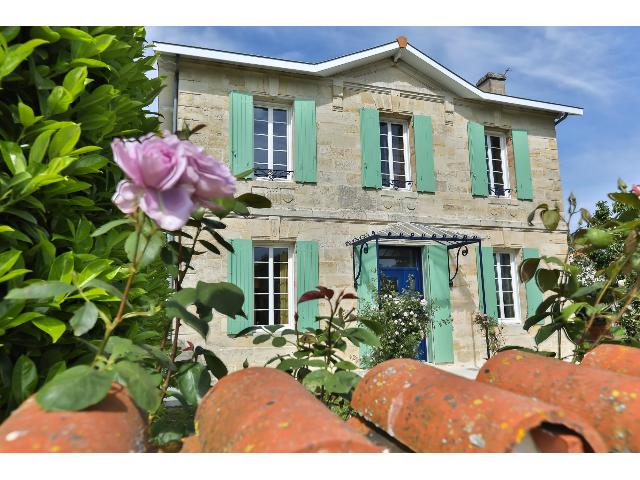 House&nbsp;for sale&nbsp;SAINT-ÉMILION 33330 Gironde Aquitaine France: Country house set among vineyards just 45 minutes from Bordeaux. This beautiful property offers the best of all worlds given its picturesque setting, convenient access to Saint Emilion, Libourne and B...