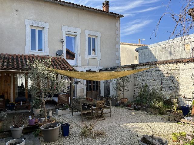Haus&nbsp;zu verkaufen in&nbsp;AUNAC 16460 Charente Frankreich. Haus mit einem Grundstück von 470 qm und einem Schwimmbad. Anordnung: 8 Räume, 5 Schlafzimmer, 2 Badezimmer und eine Wohnfläche von 149 qm. Heizung auf Holz....