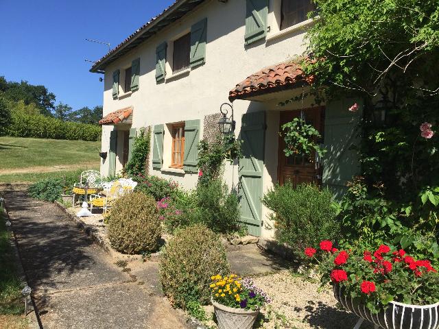 Huis te koop in&nbsp;CHARROUX 86250 Vienne Poitou-Charentes Frankrijk: Woonhuis met een terrein van 148265 m2. Indeling: 14 vertrekken, 10 slaapkamers, 9 badkamers en een woonoppervlakte van 404 m2. Verwarming op stookolie....