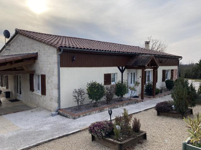 House&nbsp;for sale&nbsp;SÉNAILLAC-LAUZÈS 46360 Lot Midi-Pyrénées France: Attractive, contemporary property with guesthouse and pool in 9 ha of land. Are you looking for a contemporary property with swimming pool and maison d'amis in a peaceful, elevated location with views...