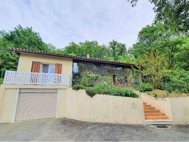 Huis te koop in&nbsp;EYMET 24500 Dordogne Aquitaine Frankrijk: Woonhuis met een terrein van 5740 m2. Indeling: 6 vertrekken, 3 slaapkamers, 2 badkamers en een woonoppervlakte van 156 m2. Verwarming op hout....