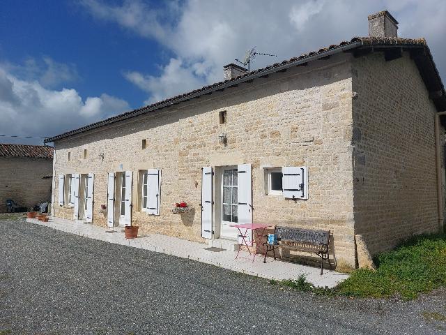 Haus&nbsp;zu verkaufen in&nbsp;VALDELAUME 79110 Deux-Sèvres Frankreich. Haus mit einem Grundstück von 2563 qm. Anordnung: 7 Räume, 3 Schlafzimmer, 1 Badezimmer und eine Wohnfläche von 159 qm....