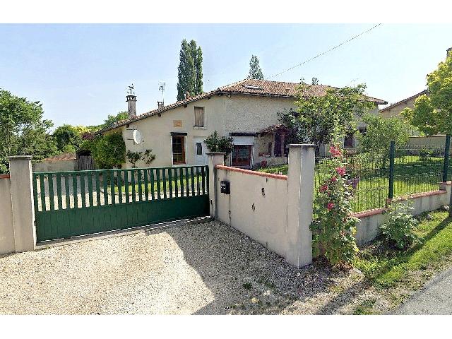 Maison &agrave; vendre &agrave;&nbsp;CHALAIS 16210 Charente Poitou-Charentes France: Secteur Chalais Agréable maison de 170 m². Cette maison de 170 m² se compose en rez-de-chaussée d'une entrée, d'une cuisine aménagée ouverte sur un grand séjour de 57 m², d'une arrière cuisi...