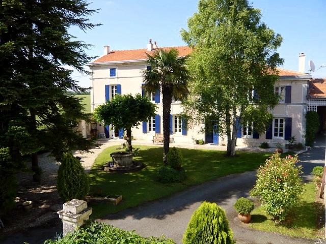 Gîtes-Chambres-d-hôtes &agrave; vendre &agrave;&nbsp;AULNAY 17470 Charente-Maritime Poitou-Charentes France: Superbe manoir rénové avec 4 gîtes. Cette élégante propriété est située à l'orée d'un charmant hameau dans la magnifique campagne de Charente-Maritime, et était à l'origine un domaine de n...
