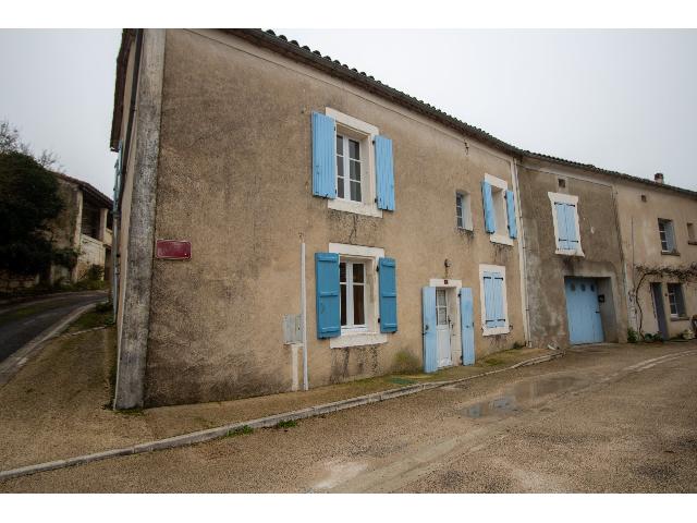 Huis te koop in&nbsp;VILLEBOIS-LAVALETTE 16320 Charente Poitou-Charentes Frankrijk: Woonhuis met een terrein van 840 m2. Indeling: 6 vertrekken, 3 slaapkamers, 1 badkamer en een woonoppervlakte van 97 m2. Verwarming op stookolie....